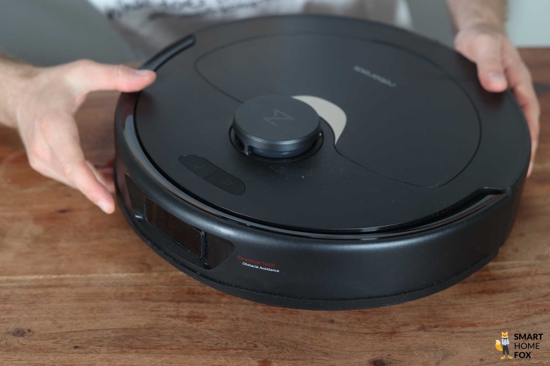 Der Roborock Q Revo ist von vorne zu sehen.